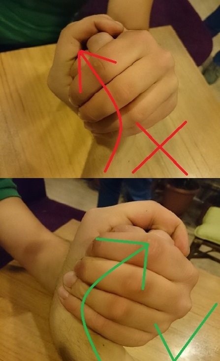 Bilek güreşinde bileğinizi içe doğru kırın