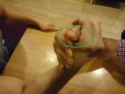 Bilek güreşinde baş parmağını yüksekten tutun