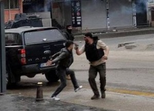 Polis silahı gencin başına dayayarak gözaltına aldı haberi