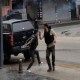 Polis silahı gencin başına dayayarak gözaltına aldı haberi