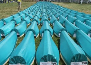 Srebrenica'da BM'ye Sığınanların Törenle Sırplara Teslimi