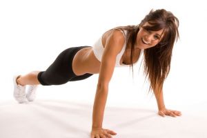 Karın ve kalça kaslarını zayıflatmak için resimli egzersiz hareketleri